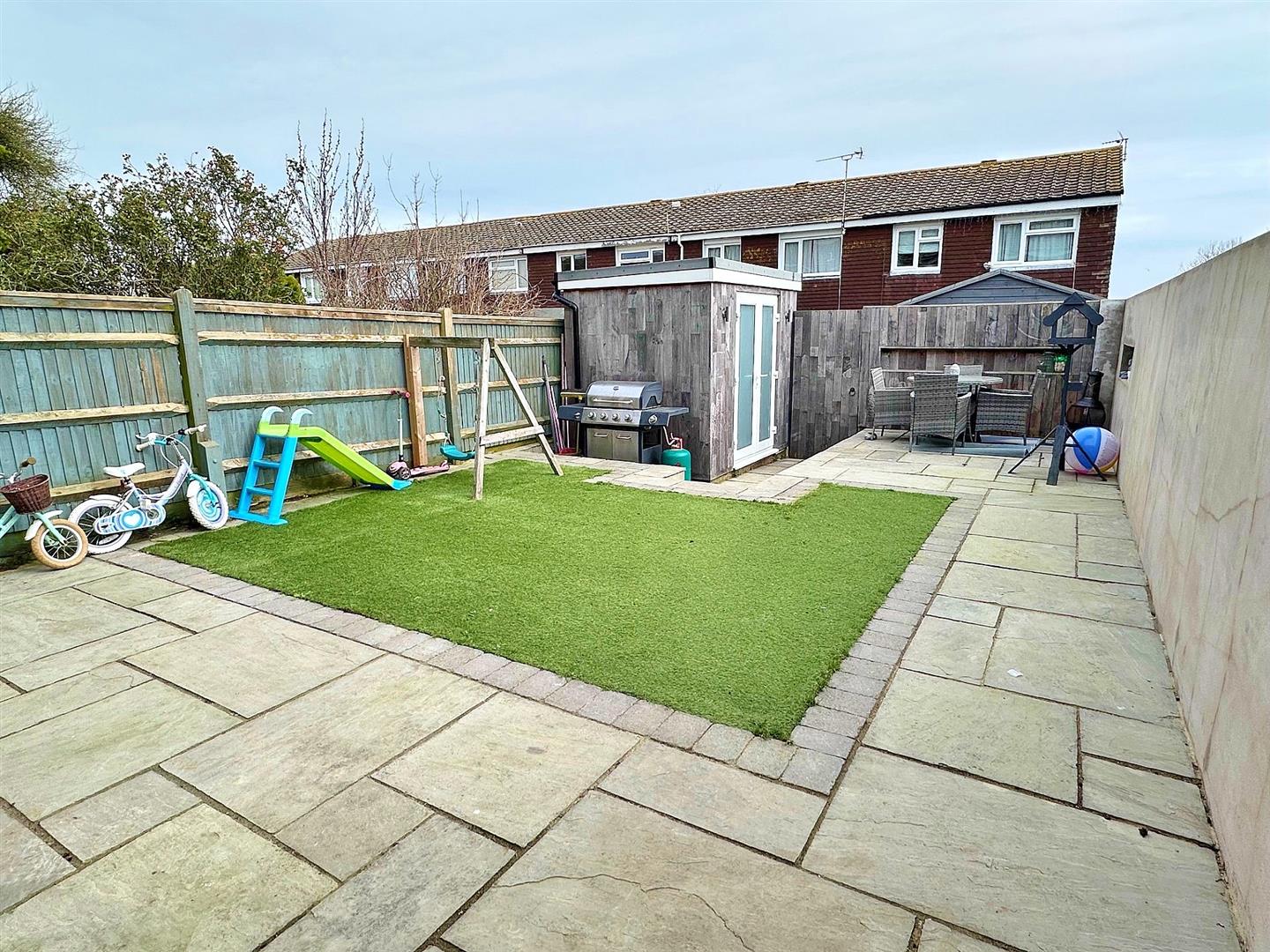 3 Bedroom House - End Terrace. Faversham Road in Eastbourne, East Sussex 3